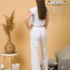 Woman wearing a white t-shirt and white pants