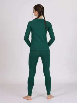 Women with brown hair is wearing dark green organic cotton long sleeve top and dark green organic cotton leggings