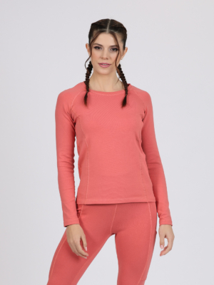 Women with brown hair is wearing pink organic cotton long sleeve top and pink organic cotton leggings