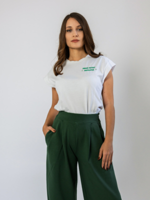 Woman wearing dark green organic cotton pants and white organic cotton t-shirt with embroidery "proud outfit reperater