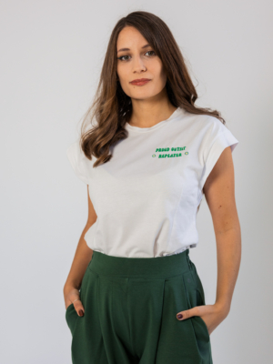 Woman wearing dark green organic cotton pants and white organic cotton t-shirt with embroidery "proud outfit reperater