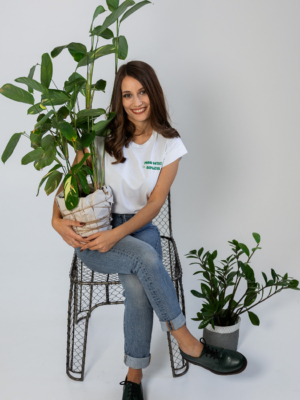 Woman wearing organic cotton jeans and white organic cotton t-shirt with embroidery "proud outfit reperater