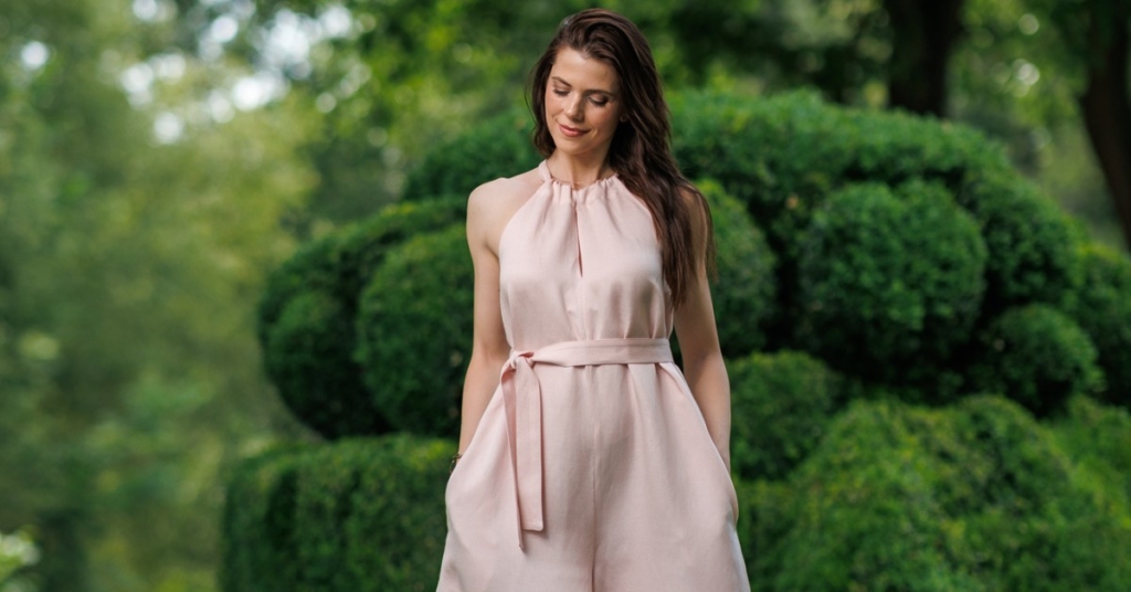 Dark-haired woman wearing a pink jumpsuit with wide legs made of lyocell and linen