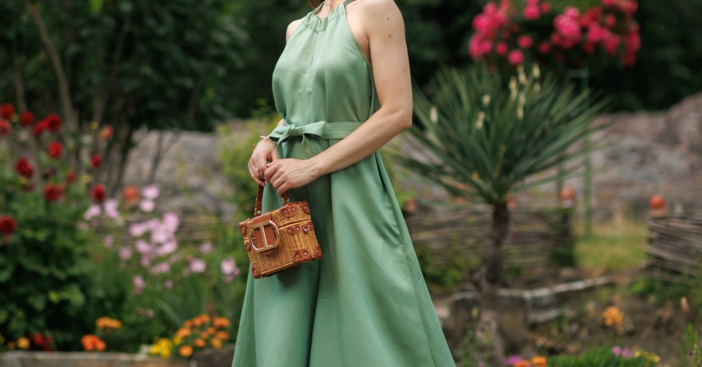 Dark-haired woman wearing a green jumpsuit with wide legs made of lyocell and linen