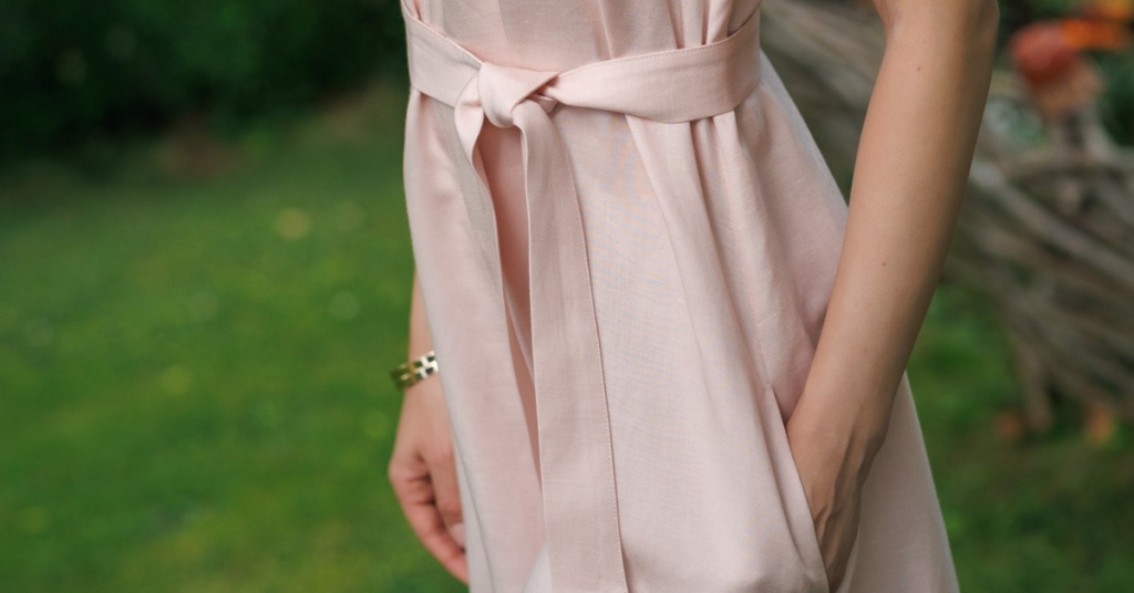 woman wearing a pink jumpsuit with wide legs made of lyocell and linen