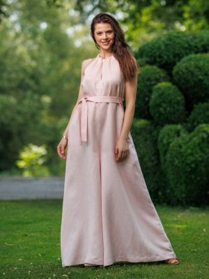 Dark-haired woman wearing a pink jumpsuit with wide legs made of lyocell and linen