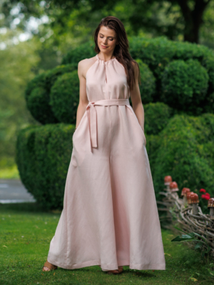 Dark-haired woman wearing a pink jumpsuit with wide legs made of lyocell and linen