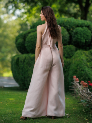 Dark-haired woman wearing a pink jumpsuit with wide legs made of lyocell and linen
