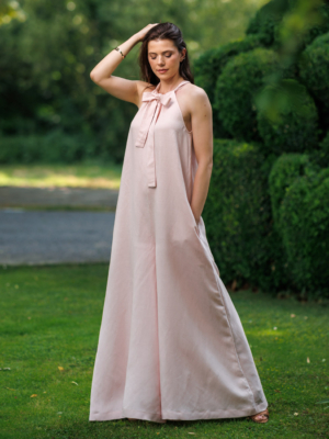 Dark-haired woman wearing a pink jumpsuit with wide legs made of lyocell and linen