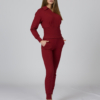 Тъмночервена дамска блуза с яка, паднали рамене, широки ръкави с маншети и вталена талия, изработена от органичен памук и тъмночервен дамски панталон с висока талия и кройка тип jogger, със скосени крачоли с маншет, странични джобове и декоративен шев.“
